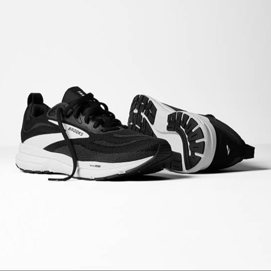 BROOKS トレース4　ブラック/ホワイト［WOMEN］