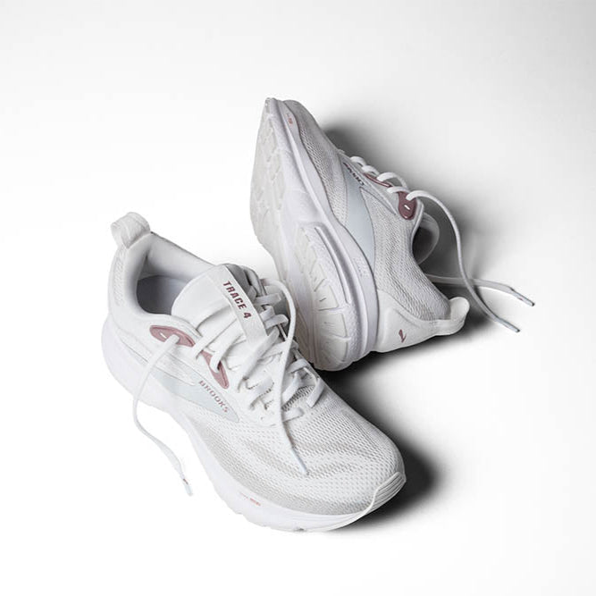 BROOKS トレース4　ホワイト/グレー［WOMEN］